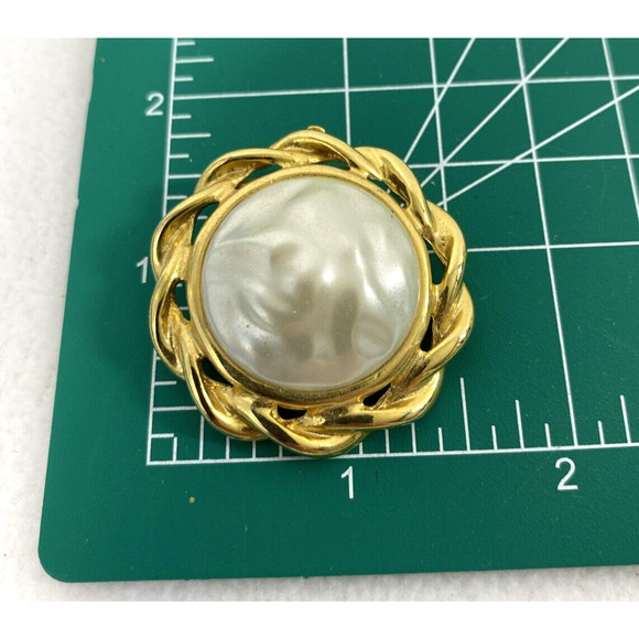 Vintage Scarf Holder Clip Goldtone White Round Center Estate Jewelry - Picture 5 of 5